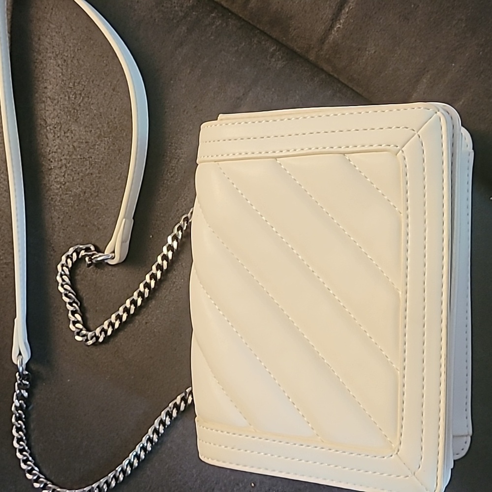 (EUC) FRENCH CONNECTION LEATHER PURSE  White with Silver chain strp w/3 sections